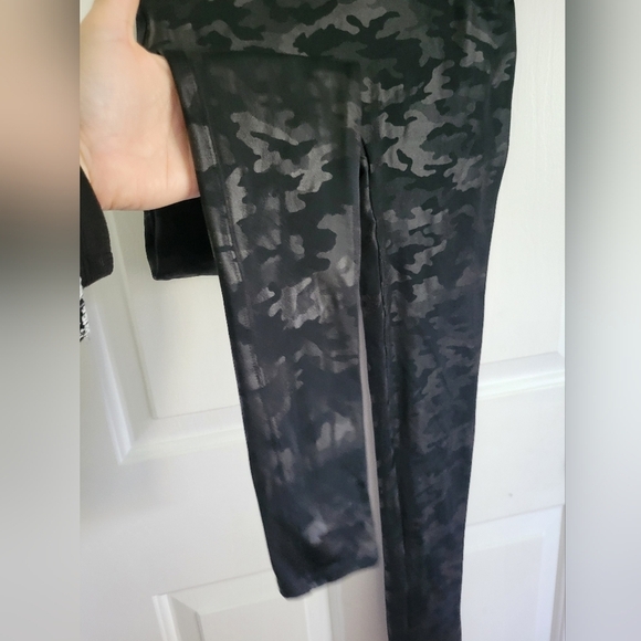 Spanx Womens Faux Leather Matte Black Camo Leggings Size Medium - Picture 2 of 6